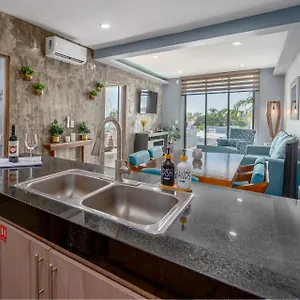 New & Modern, 5 Star Area, Walk 2 Beach, Pool, Views, King Bed Apartment